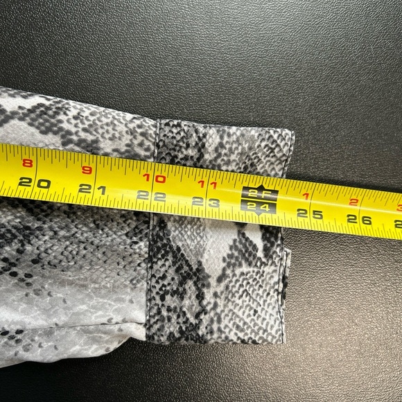 Jaclyn Smith Women’s Medium Animal Print Button Blouse Long Sleeve Altered - Picture 8 of 13